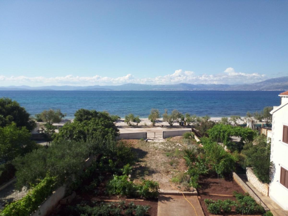 Apartments Zvonimir,Place By The Sea Mirca  Exterior photo
