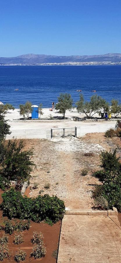 Apartments Zvonimir,Place By The Sea Mirca  Exterior photo