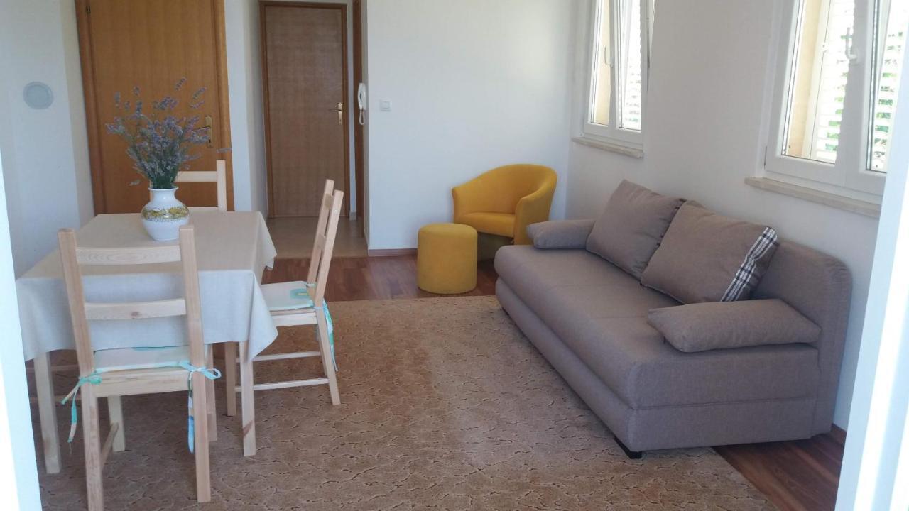 Apartments Zvonimir,Place By The Sea Mirca  Exterior photo